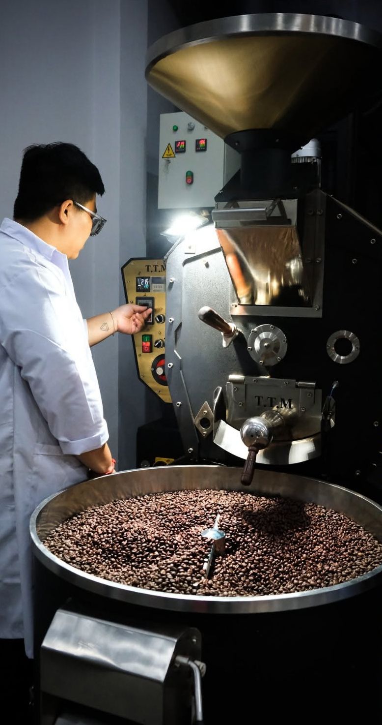 Thợ rang điều chỉnh nhiệt độ trên bảng điều khiển máy rang